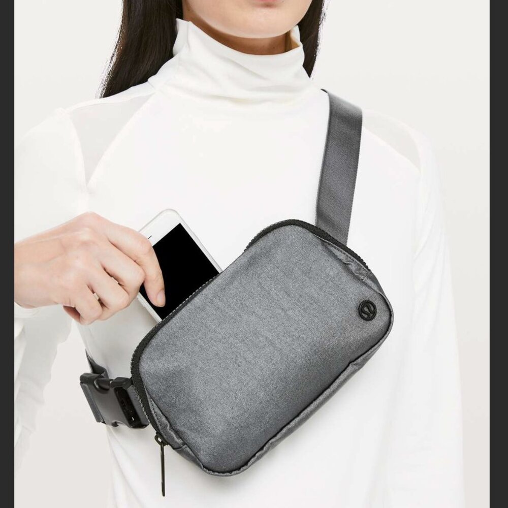 Lululemon Everywhere Belt Bag TB2 Shiny Black